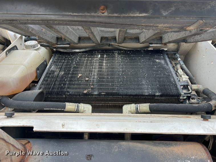 image for item JU9762 2004 Bobcat S250  skid steer loader