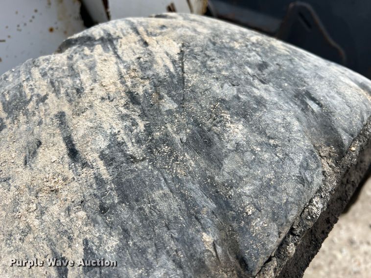 image for item JU9762 2004 Bobcat S250  skid steer loader