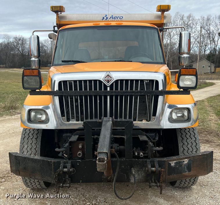 image for item JU9763 2005 International 7400  dump truck