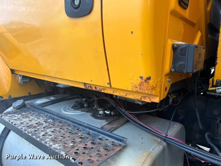 image for item JU9763 2005 International 7400  dump truck