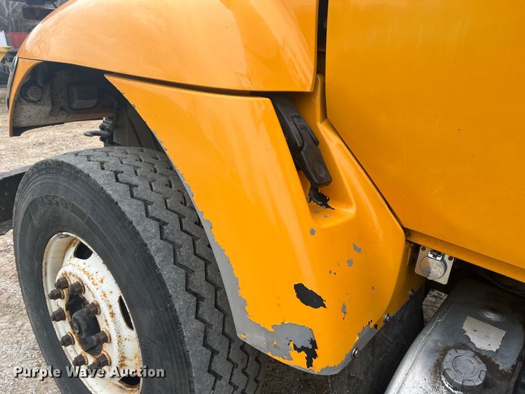 image for item JU9763 2005 International 7400  dump truck