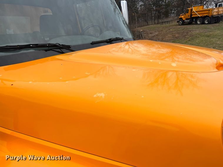 image for item JU9763 2005 International 7400  dump truck