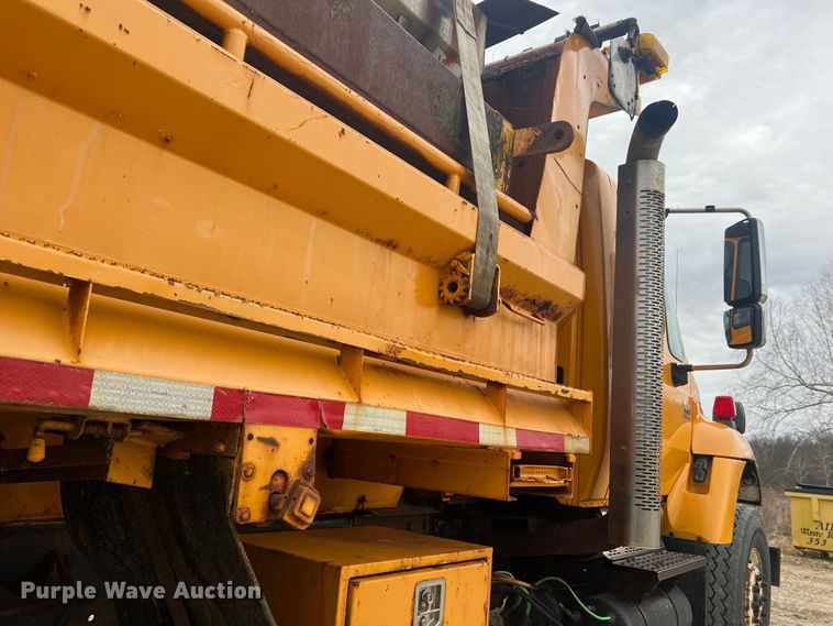 image for item JU9763 2005 International 7400  dump truck