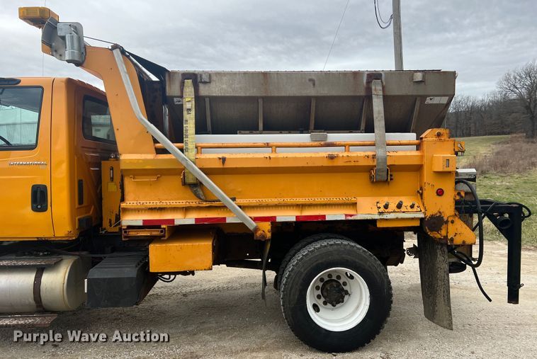 image for item JU9763 2005 International 7400  dump truck