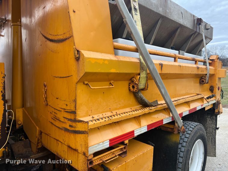 image for item JU9763 2005 International 7400  dump truck