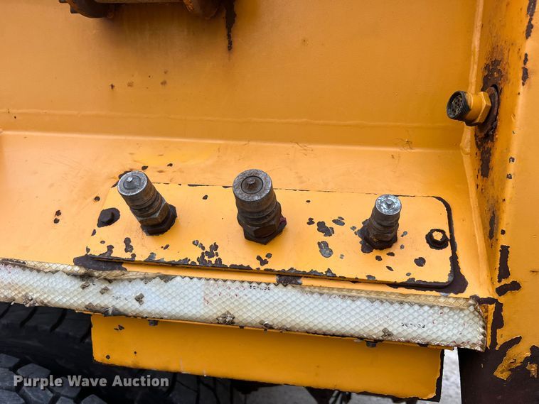 image for item JU9763 2005 International 7400  dump truck