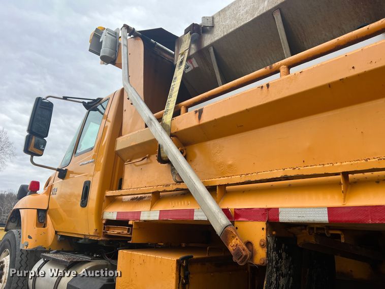 image for item JU9763 2005 International 7400  dump truck