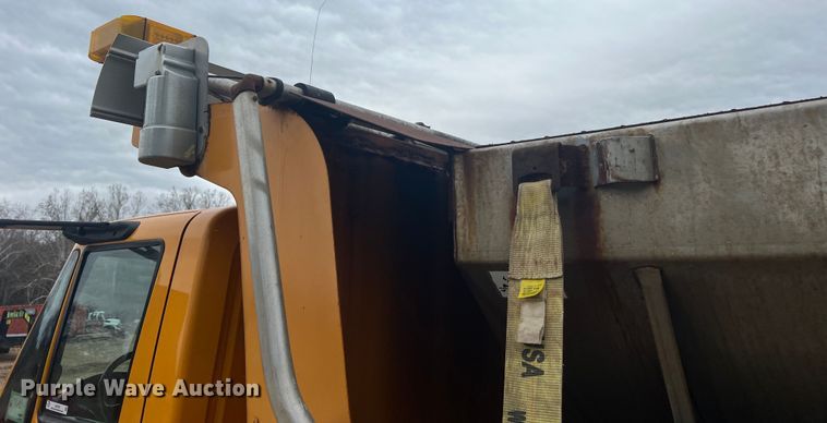 image for item JU9763 2005 International 7400  dump truck