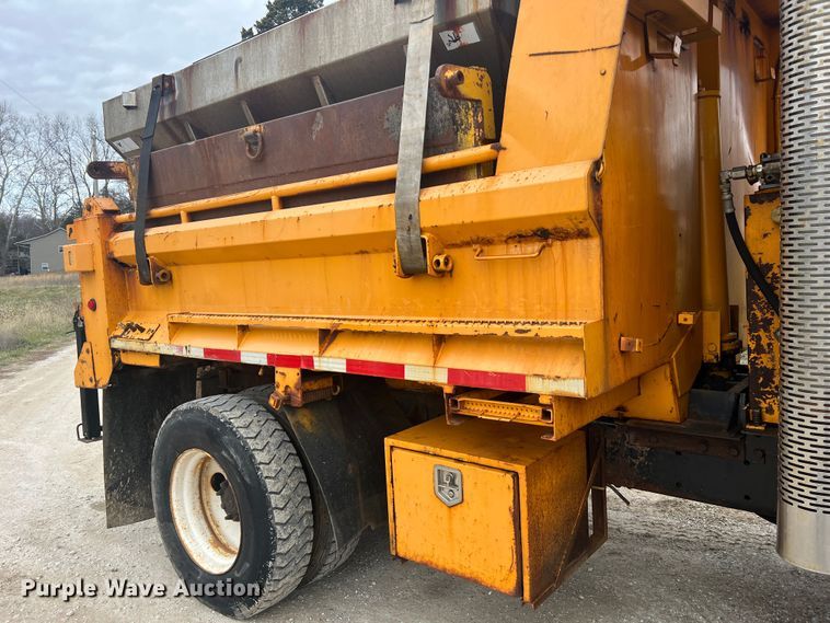 image for item JU9763 2005 International 7400  dump truck