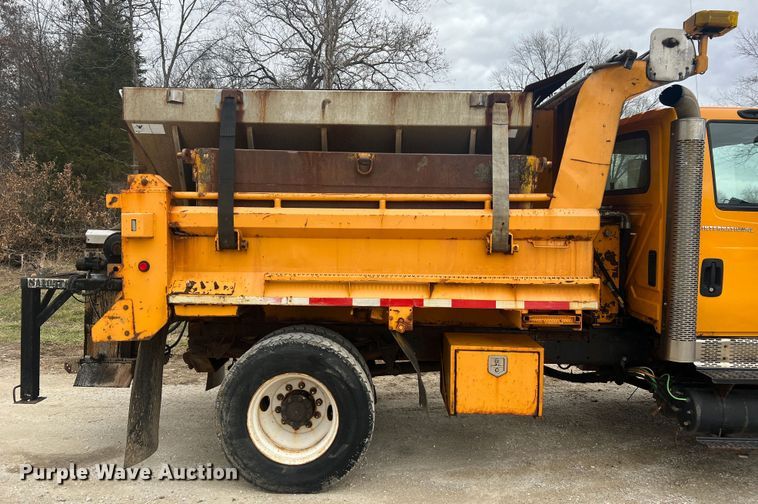 image for item JU9763 2005 International 7400  dump truck