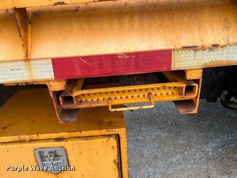 image for item JU9763 2005 International 7400  dump truck