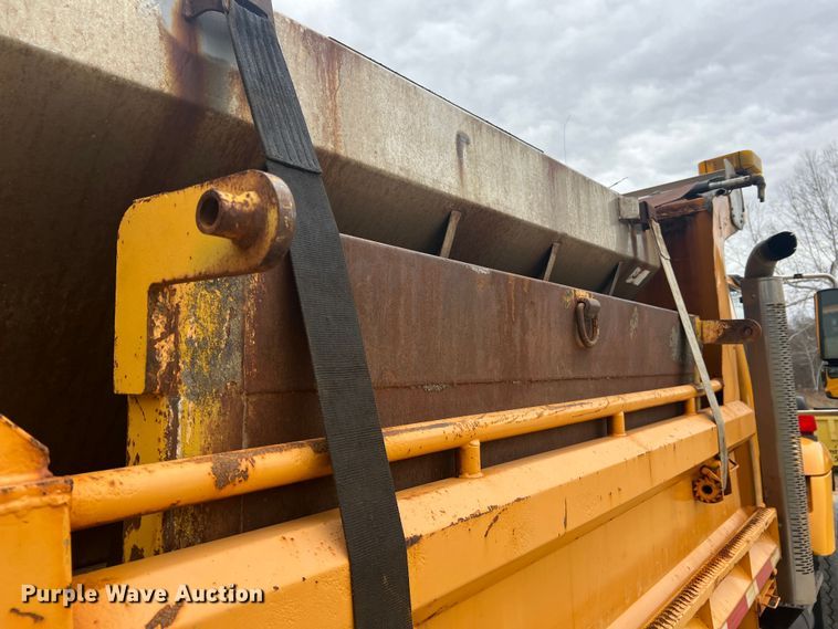 image for item JU9763 2005 International 7400  dump truck