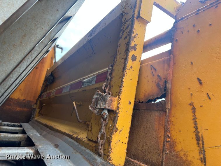 image for item JU9763 2005 International 7400  dump truck