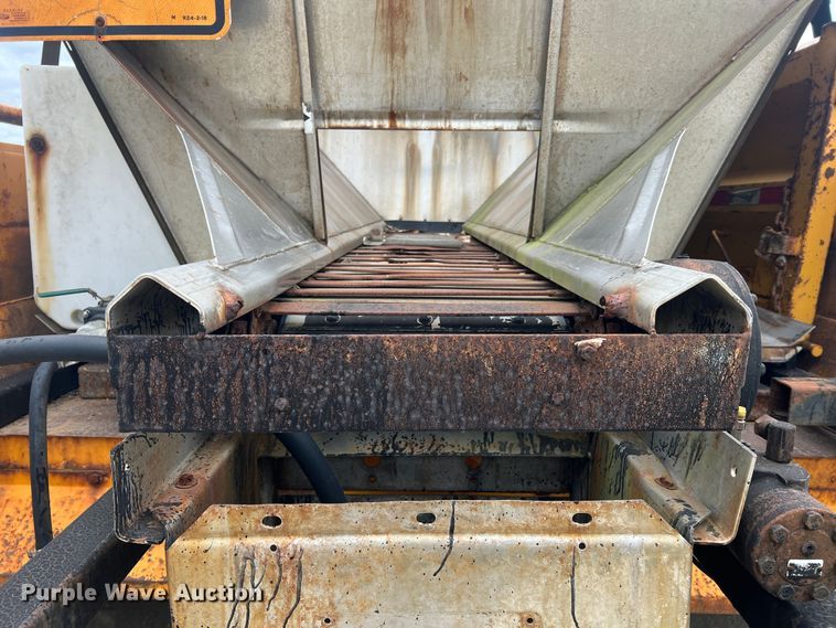 image for item JU9763 2005 International 7400  dump truck