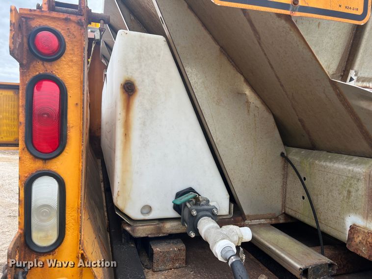 image for item JU9763 2005 International 7400  dump truck