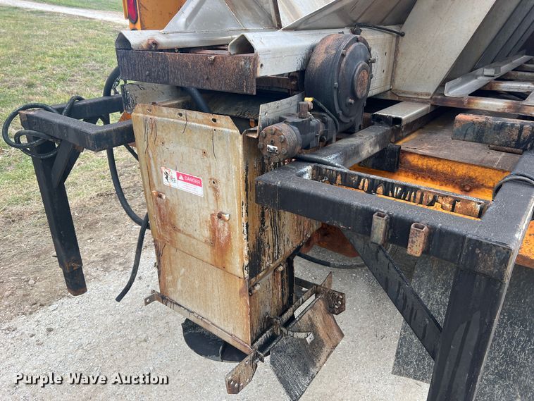 image for item JU9763 2005 International 7400  dump truck