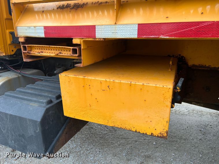 image for item JU9763 2005 International 7400  dump truck