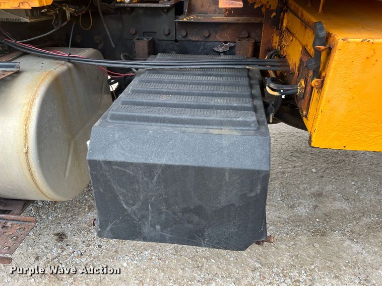 image for item JU9763 2005 International 7400  dump truck