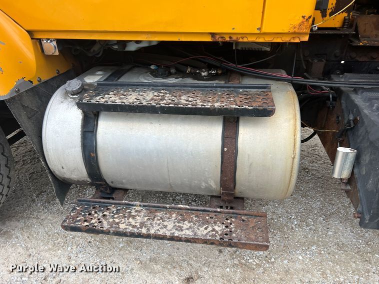 image for item JU9763 2005 International 7400  dump truck