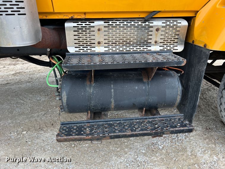 image for item JU9763 2005 International 7400  dump truck