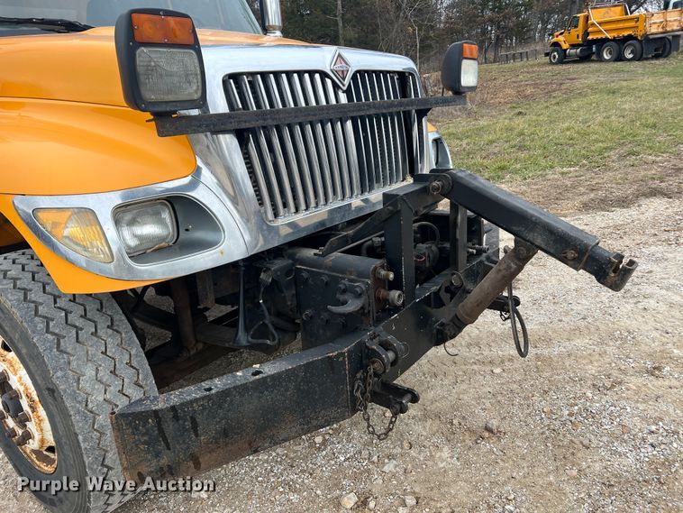 image for item JU9763 2005 International 7400  dump truck