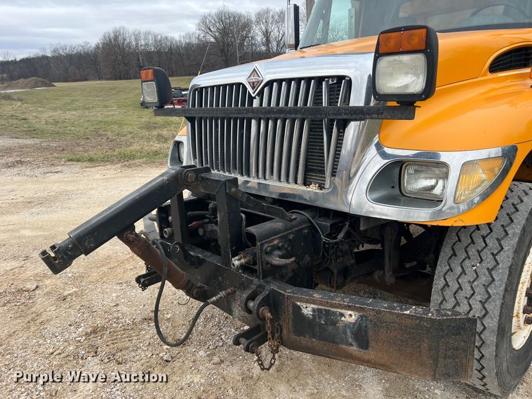 image for item JU9763 2005 International 7400  dump truck