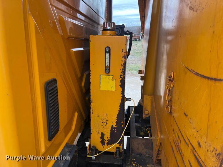 image for item JU9763 2005 International 7400  dump truck