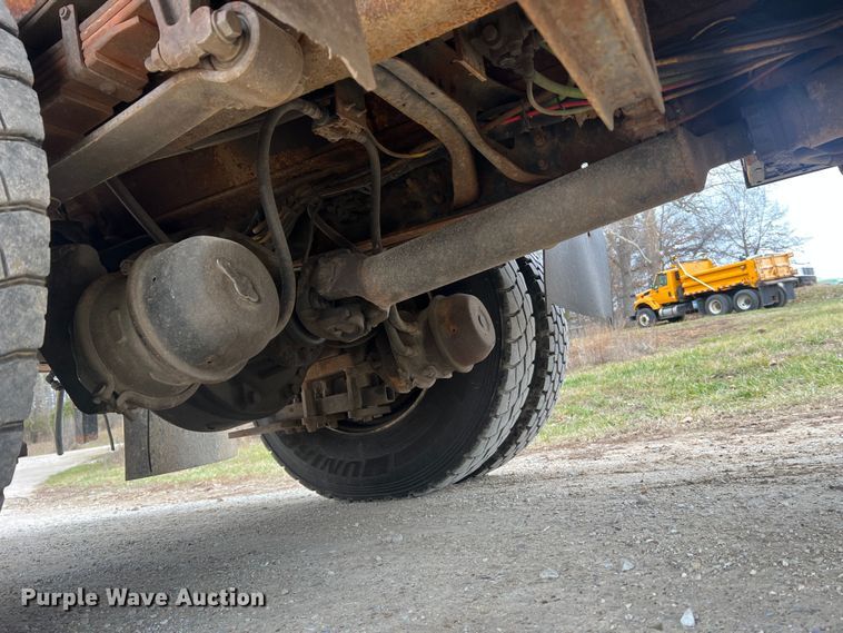 image for item JU9763 2005 International 7400  dump truck