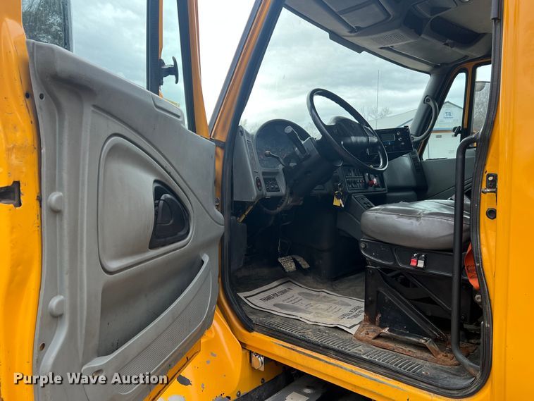 image for item JU9763 2005 International 7400  dump truck