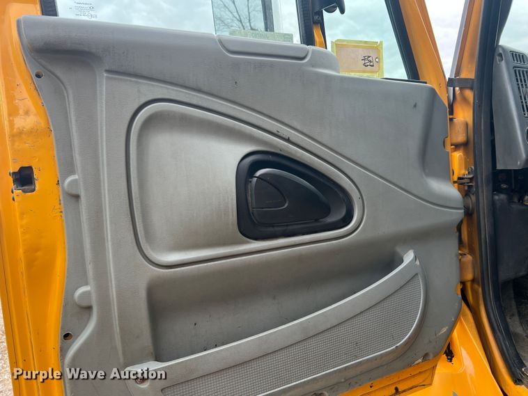 image for item JU9763 2005 International 7400  dump truck