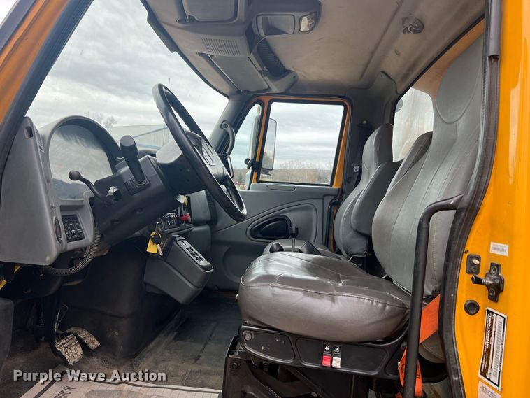 image for item JU9763 2005 International 7400  dump truck