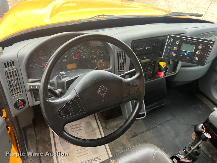 image for item JU9763 2005 International 7400  dump truck