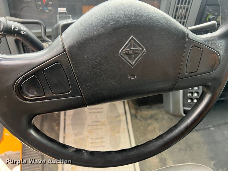 image for item JU9763 2005 International 7400  dump truck