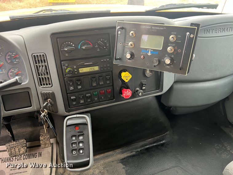 image for item JU9763 2005 International 7400  dump truck