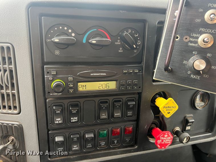 image for item JU9763 2005 International 7400  dump truck