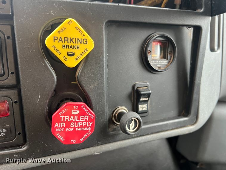 image for item JU9763 2005 International 7400  dump truck