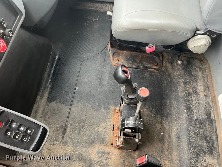 image for item JU9763 2005 International 7400  dump truck