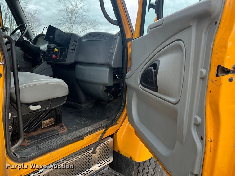 image for item JU9763 2005 International 7400  dump truck