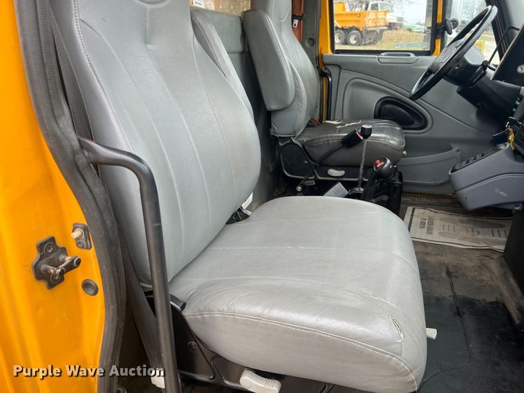 image for item JU9763 2005 International 7400  dump truck