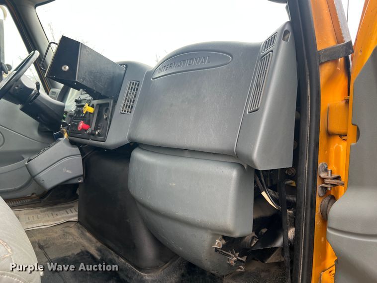 image for item JU9763 2005 International 7400  dump truck