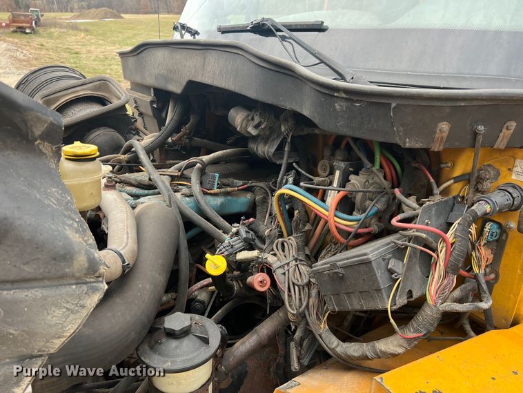 image for item JU9763 2005 International 7400  dump truck