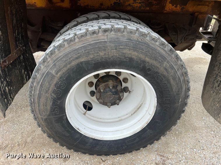 image for item JU9763 2005 International 7400  dump truck