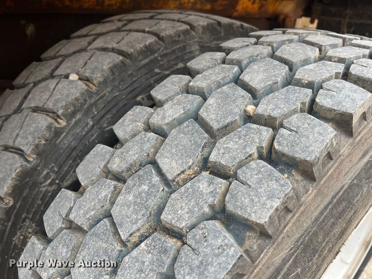 image for item JU9763 2005 International 7400  dump truck