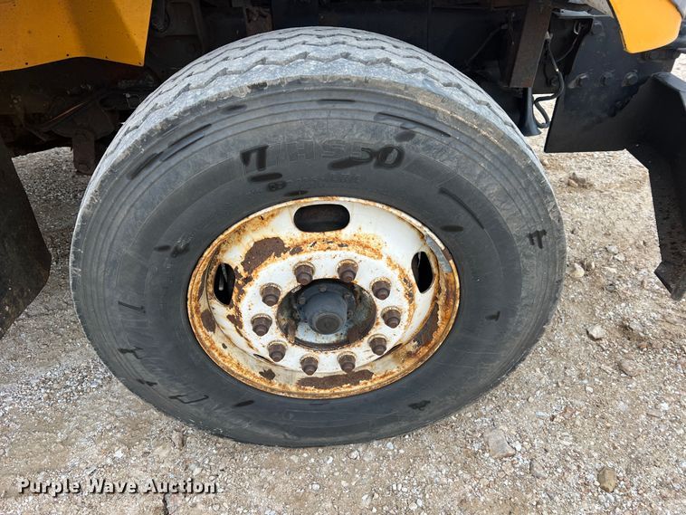 image for item JU9763 2005 International 7400  dump truck