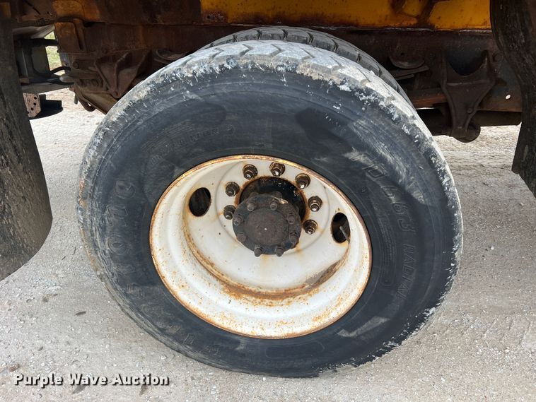 image for item JU9763 2005 International 7400  dump truck