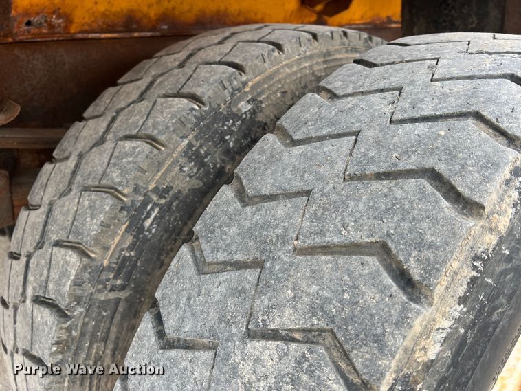 image for item JU9763 2005 International 7400  dump truck