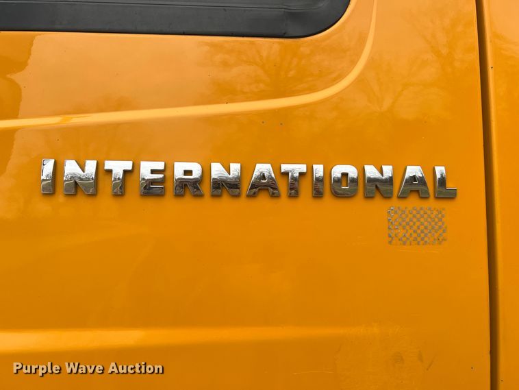 image for item JU9763 2005 International 7400  dump truck