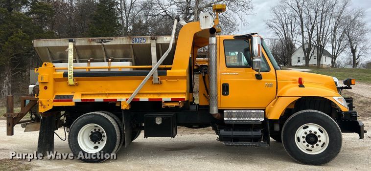 image for item JU9765 2006 International 7400  dump truck