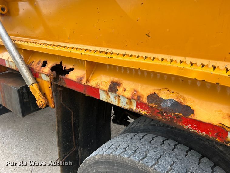 image for item JU9765 2006 International 7400  dump truck