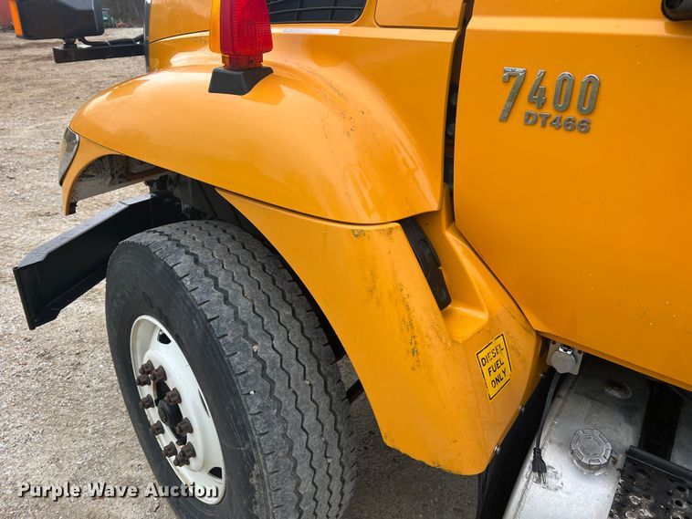 image for item JU9765 2006 International 7400  dump truck